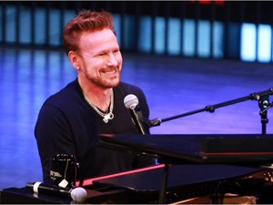 Ageless Corey Hart gets back on the road with satisfying mix of nostalgia, new material