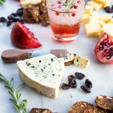 How to Impress Your Guests with the Perfect Holiday Cheeseboard & Cocktail Combo!