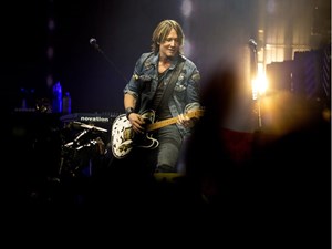 Concert review: Country superstar Keith Urban keeps summer vibes flowing