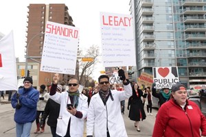 Alberta health minister used confidential information to call protesting doctors