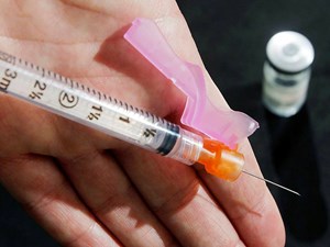 Health leaders urge Albertans to get vaccinated as flu clinics open