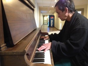 Piano man plays again